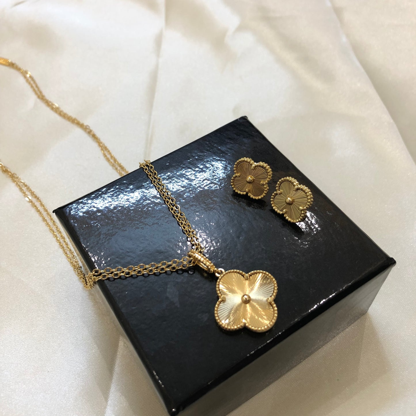 Van Cleef Necklace Set Golden
