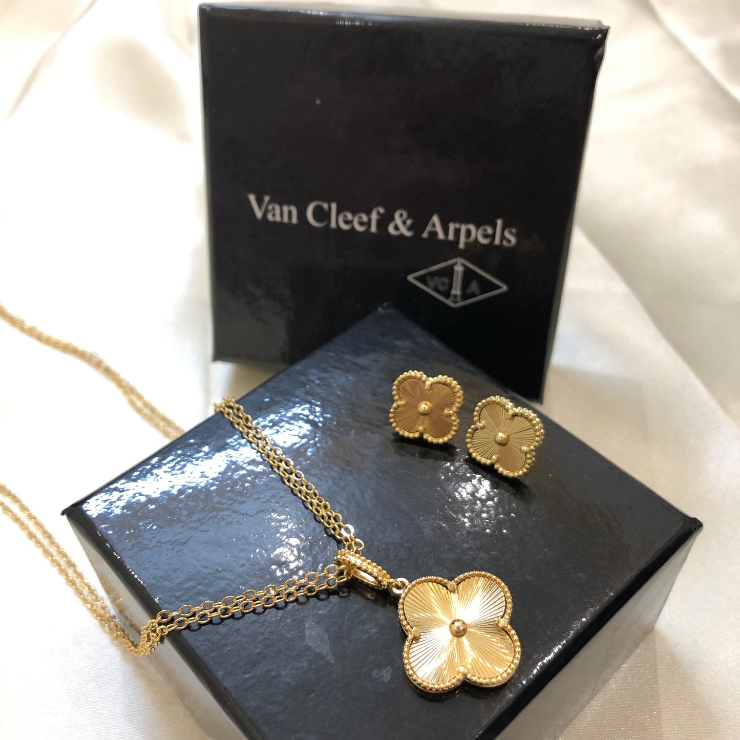 Van Cleef Necklace Set Golden