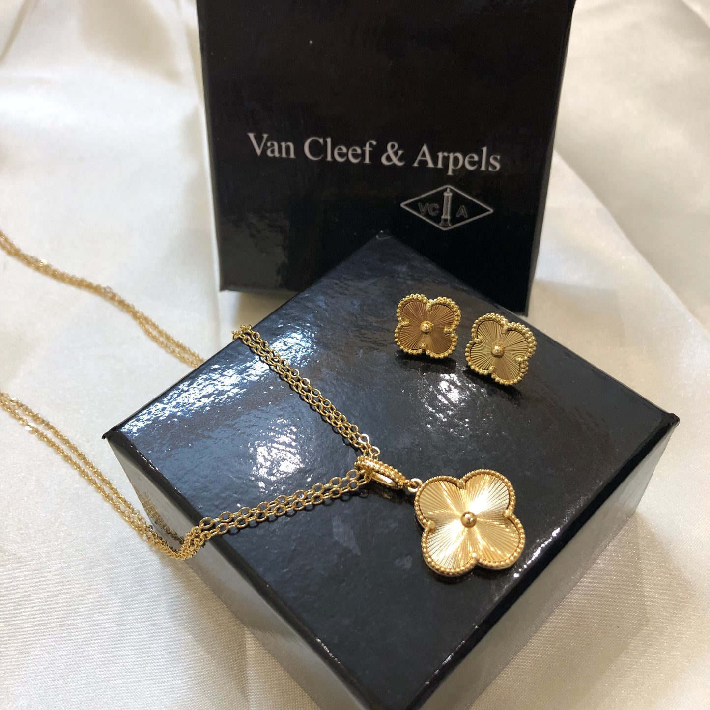 Van Cleef Necklace Set Golden